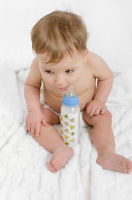 Baby mit Flasche 400